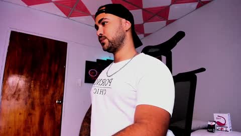 Snapshot of tommy_sccott chatting on January 2025 02:49:02 AM tommy_sccott online show from January 2025 02:49:02 AM