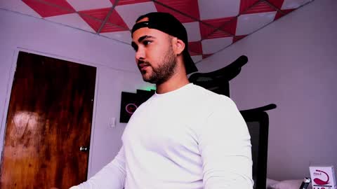 Snapshot of tommy_sccott chatting on January 2025 05:09:01 AM tommy_sccott online show from January 2025 05:09:01 AM