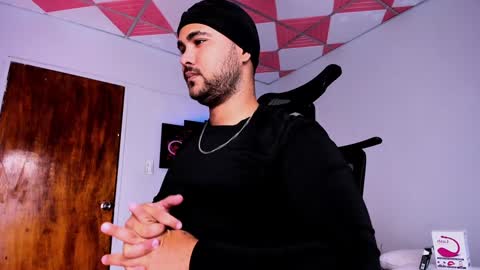 Snapshot of tommy_sccott chatting on February 2025 03:32:02 AM tommy_sccott online show from February 2025 03:32:02 AM