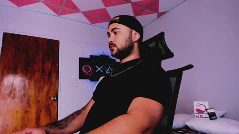 Snapshot of tommy_sccott chatting on February 2025 02:42:02 AM tommy_sccott online show from February 2025 02:42:02 AM