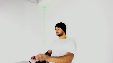 Snapshot of tommy_sccott chatting on September 2025 11:18:01 PM tommy_sccott online show from September 2025 11:18:01 PM