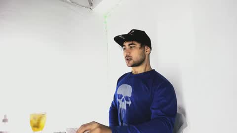 Snapshot of tommy_sccott chatting on September 2025 11:42:01 PM tommy_sccott online show from September 2025 11:42:01 PM