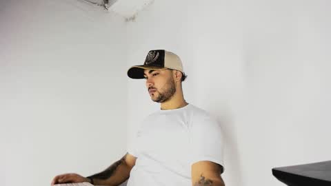 Snapshot of tommy_sccott chatting on November 2025 10:34:01 PM tommy_sccott online show from November 2025 10:34:01 PM