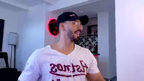 Snapshot of tony_muscle1 chatting on October 2025 09:37:01 PM tony muscle1 online show from October 2025 09:37:01 PM