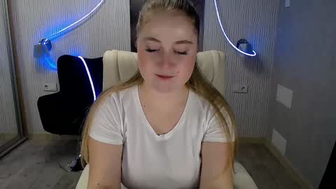 Snapshot of tori_blond chatting on December 2024 12:29:02 PM tori_blond online show from December 2024 12:29:02 PM