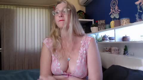 Snapshot of total_aussie_milfs chatting on June 2026 11:29:01 PM Milly online show from June 2026 11:29:01 PM
