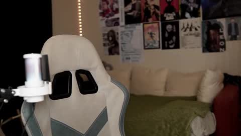 Snapshot of traharaaa chatting on February 2026 04:44:01 PM Ariana and Erik online show from February 2026 04:44:01 PM