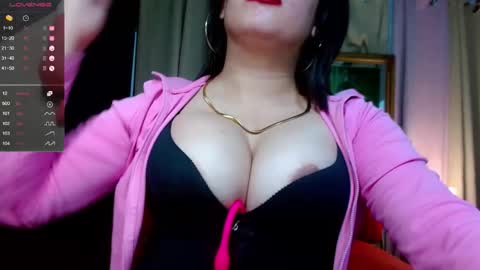 Snapshot of travelergirl chatting on May 2026 03:39:02 PM travelergirl online show from May 2026 03:39:02 PM