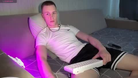 Snapshot of travis_gracile chatting on July 2026 07:26:01 AM Travis online show from July 2026 07:26:01 AM