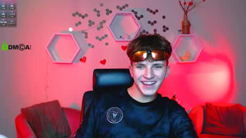 Travis online show from October 2025 07:03:02 PM