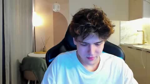 travisrivas online show from October 2025 04:19:02 AM