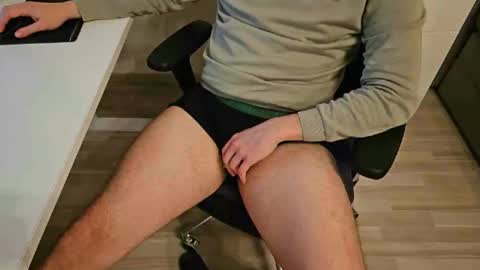 Snapshot of tree1989 chatting on December 2024 07:03:02 PM tree1989 online show from December 2024 07:03:02 PM