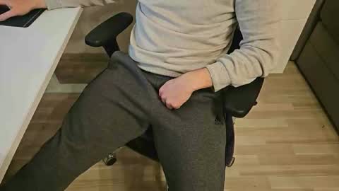 Snapshot of tree1989 chatting on December 2024 07:54:01 PM tree1989 online show from December 2024 07:54:01 PM