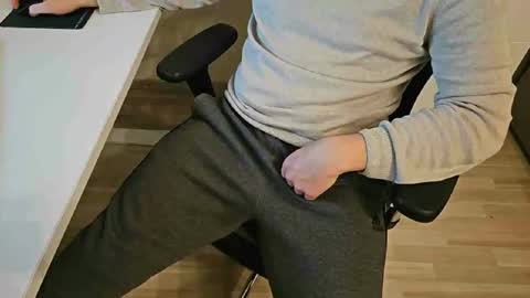 Snapshot of tree1989 chatting on December 2024 06:38:02 PM tree1989 online show from December 2024 06:38:02 PM