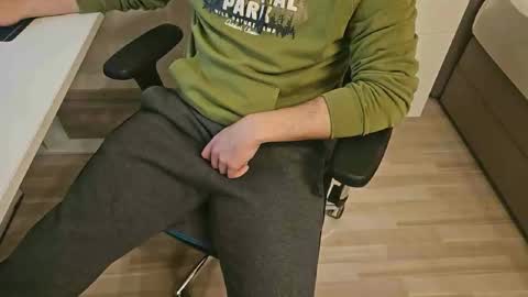 Snapshot of tree1989 chatting on January 2025 07:49:02 PM tree1989 online show from January 2025 07:49:02 PM