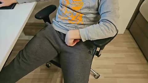 Snapshot of tree1989 chatting on January 2025 08:50:01 PM tree1989 online show from January 2025 08:50:01 PM