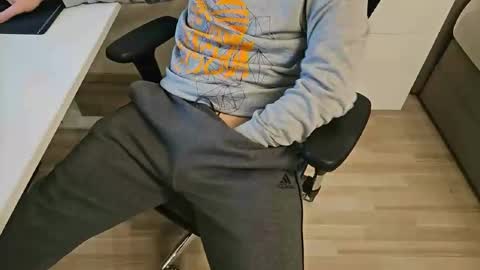 Snapshot of tree1989 chatting on January 2025 11:52:02 PM tree1989 online show from January 2025 11:52:02 PM