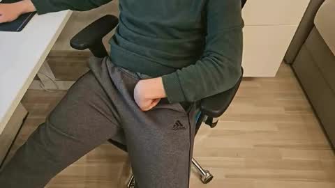 Snapshot of tree1989 chatting on February 2025 10:00:02 PM tree1989 online show from February 2025 10:00:02 PM