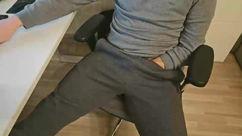 Snapshot of tree1989 chatting on February 2025 09:04:01 PM tree1989 online show from February 2025 09:04:01 PM