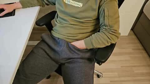 Snapshot of tree1989 chatting on February 2025 06:24:01 PM tree1989 online show from February 2025 06:24:01 PM