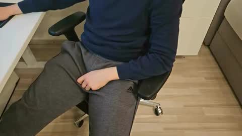 Snapshot of tree1989 chatting on February 2025 08:41:02 PM tree1989 online show from February 2025 08:41:02 PM