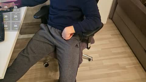 Snapshot of tree1989 chatting on October 2025 06:41:02 PM tree1989 online show from October 2025 06:41:02 PM