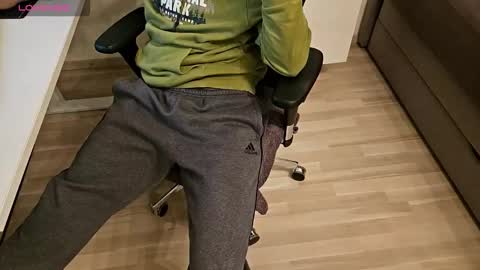 Snapshot of tree1989 chatting on October 2025 07:03:01 PM tree1989 online show from October 2025 07:03:01 PM