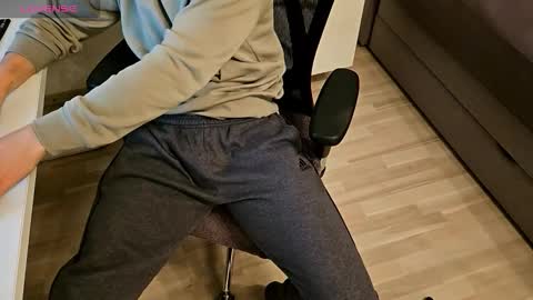 Snapshot of tree1989 chatting on November 2025 06:51:01 PM tree1989 online show from November 2025 06:51:01 PM