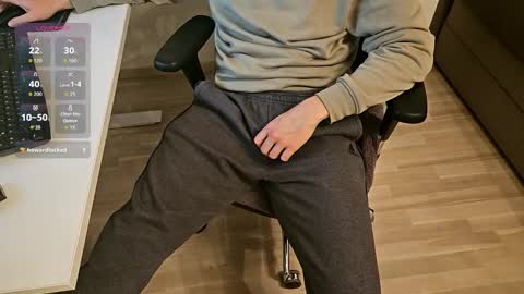 Snapshot of tree1989 chatting on November 2025 08:18:01 PM tree1989 online show from November 2025 08:18:01 PM