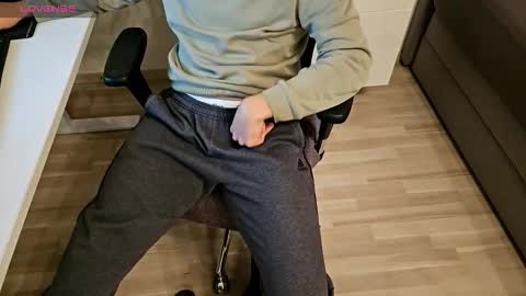 Snapshot of tree1989 chatting on November 2025 07:41:02 PM tree1989 online show from November 2025 07:41:02 PM