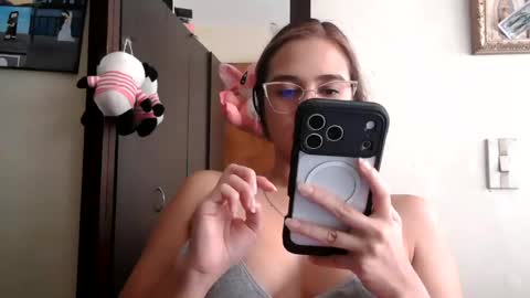 Snapshot of triana_bell chatting on June 2026 07:05:01 PM triana_bell online show from June 2026 07:05:01 PM