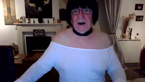 Snapshot of trinity1011 chatting on June 2026 02:05:02 AM trinity1011 online show from June 2026 02:05:02 AM