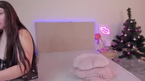 Mia online show from December 2025 06:28:01 AM