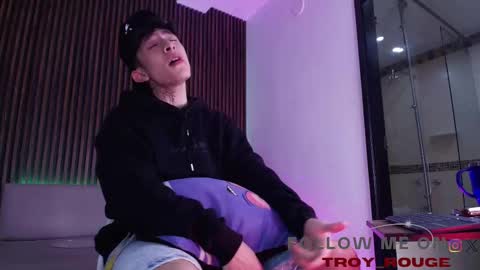 Troy online show from November 2025 07:15:01 PM