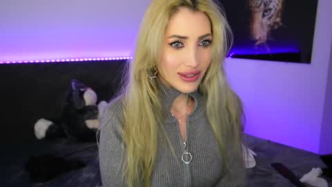 Snapshot of tweety_twist chatting on December 2024 06:22:02 AM MayCarrey online show from December 2024 06:22:02 AM