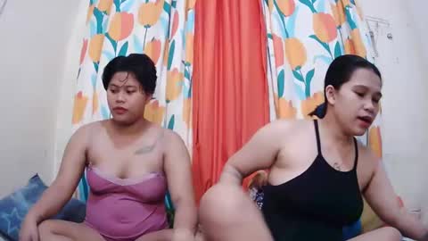 Snapshot of twowetcuties chatting on January 2025 11:24:01 PM Lyn and lea online show from January 2025 11:24:01 PM