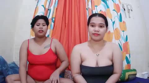 Snapshot of twowetcuties chatting on February 2025 12:06:01 AM Lyn and lea online show from February 2025 12:06:01 AM