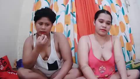 Snapshot of twowetcuties chatting on February 2025 02:35:01 AM Lyn and lea online show from February 2025 02:35:01 AM