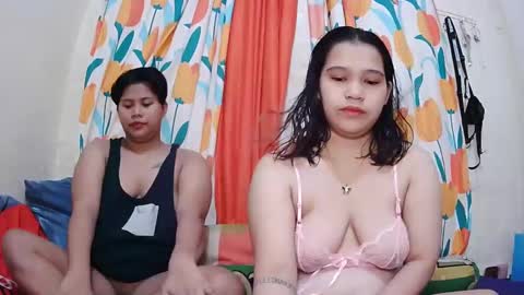 Snapshot of twowetcuties chatting on February 2025 11:43:02 PM Lyn and lea online show from February 2025 11:43:02 PM