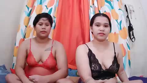 Snapshot of twowetcuties chatting on March 2025 11:54:01 PM Lyn and lea online show from March 2025 11:54:01 PM