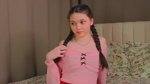 Snapshot of tyrasyversen chatting on December 2025 11:19:01 AM Emily online show from December 2025 11:19:01 AM