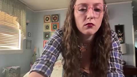 Lola Moonstone online show from June 2026 02:10:01 PM