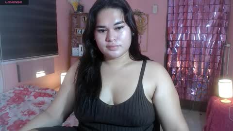 Snapshot of ur_baby_rebbecca chatting on November 2025 08:52:02 PM SINGLE online show from November 2025 08:52:02 PM