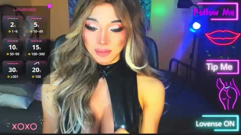 Snapshot of urgoddess_bella chatting on November 2025 02:33:01 PM My bella 3 online show from November 2025 02:33:01 PM