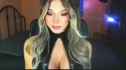 Snapshot of urgoddess_bella chatting on November 2025 11:49:01 AM My bella 3 online show from November 2025 11:49:01 AM