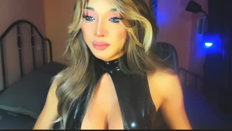 Snapshot of urgoddess_bella chatting on November 2025 05:34:01 AM My bella 3 online show from November 2025 05:34:01 AM