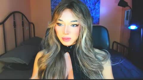 Snapshot of urgoddess_bella chatting on November 2025 01:16:01 AM My bella 3 online show from November 2025 01:16:01 AM