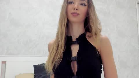 Mia online show from October 2025 08:51:02 AM