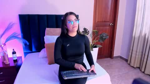 Snapshot of vaialowell chatting on March 2026 06:26:01 PM VaiaLowell online show from March 2026 06:26:01 PM