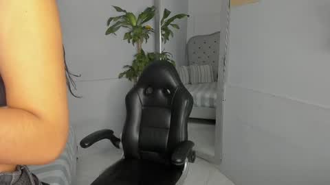 Snapshot of vaiolethsan chatting on April 2026 11:34:01 AM Vaioleth online show from April 2026 11:34:01 AM